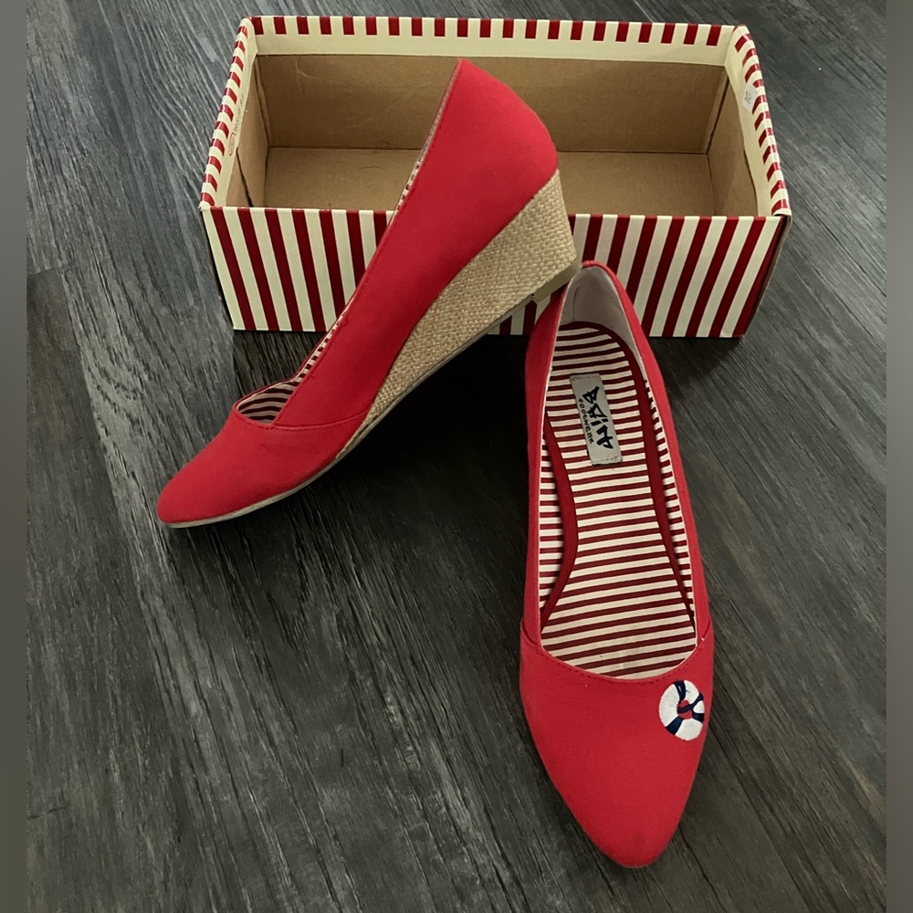 Nautical theme wedge shoes by Brit.